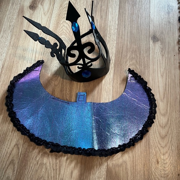 Enchanting Girls' Size Large Mal
Costume with Crown & Neck Collar - Picture 5 of 5